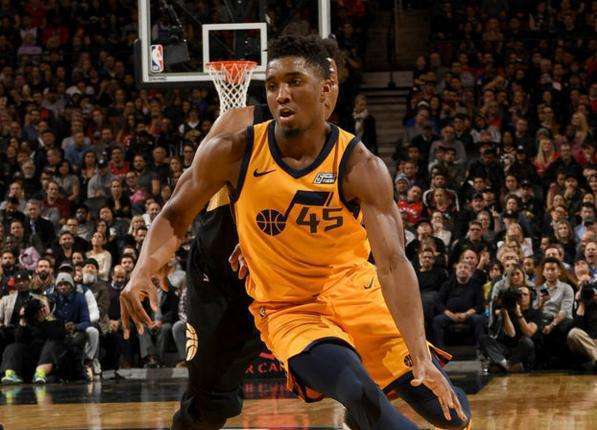 现出强烈的 现出强烈的