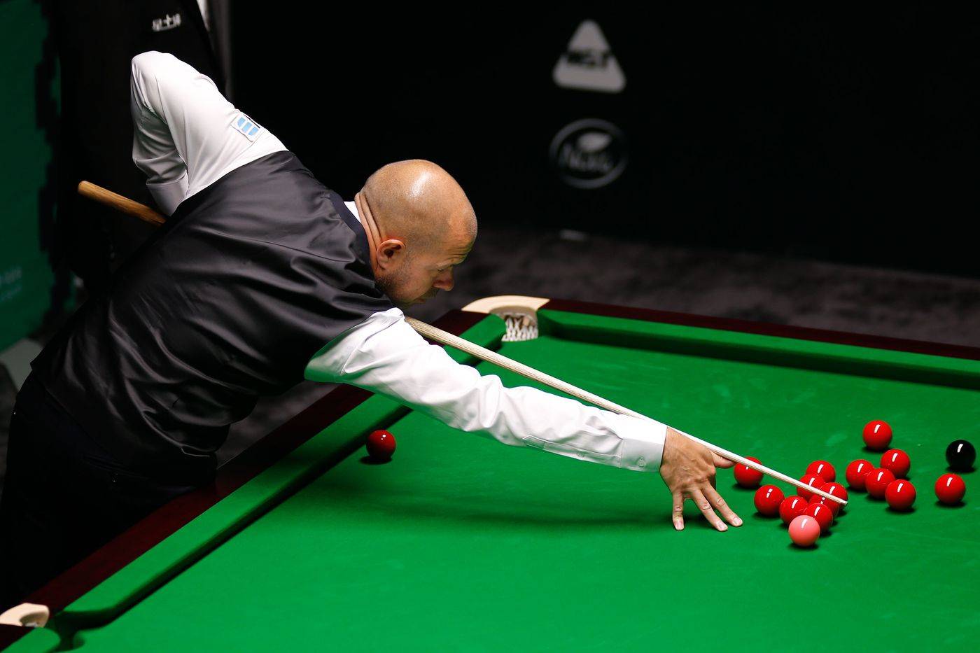 激烈竞争的 激烈竞争的